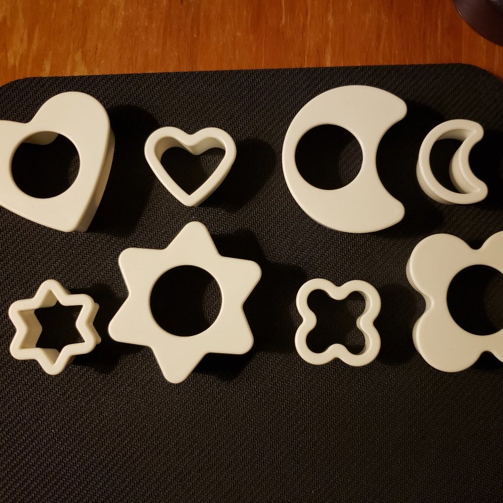 NWT Tupperware 8-in-1 Cookie Cutters